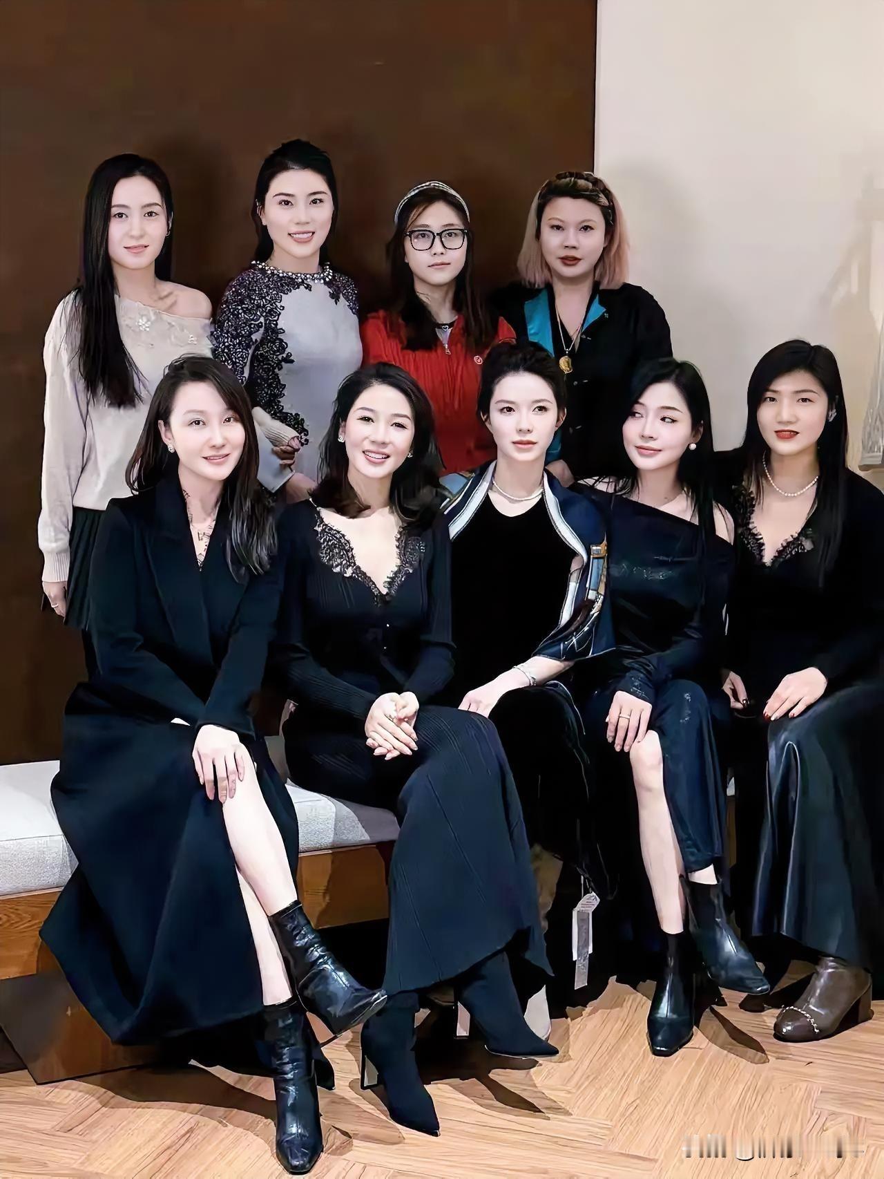 下面是九位美女的照片，个个气质非凡，阿娜多姿，美丽动人，扣人心弦，端庄大方。身材