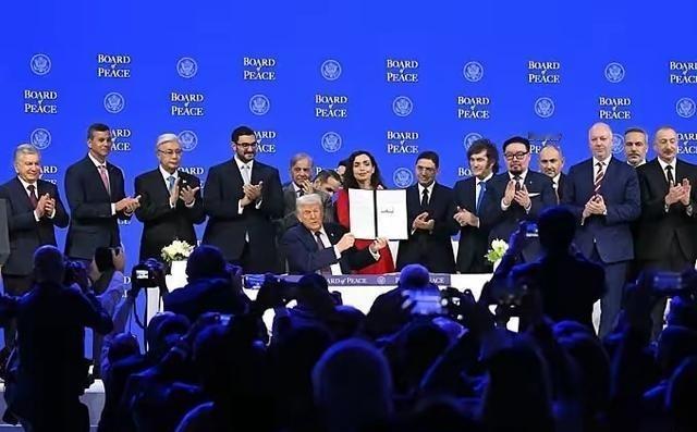 达沃斯现场：和平委员会签约。看了签约的国家名单有点不对劲，这些签约的都是和熊猫关