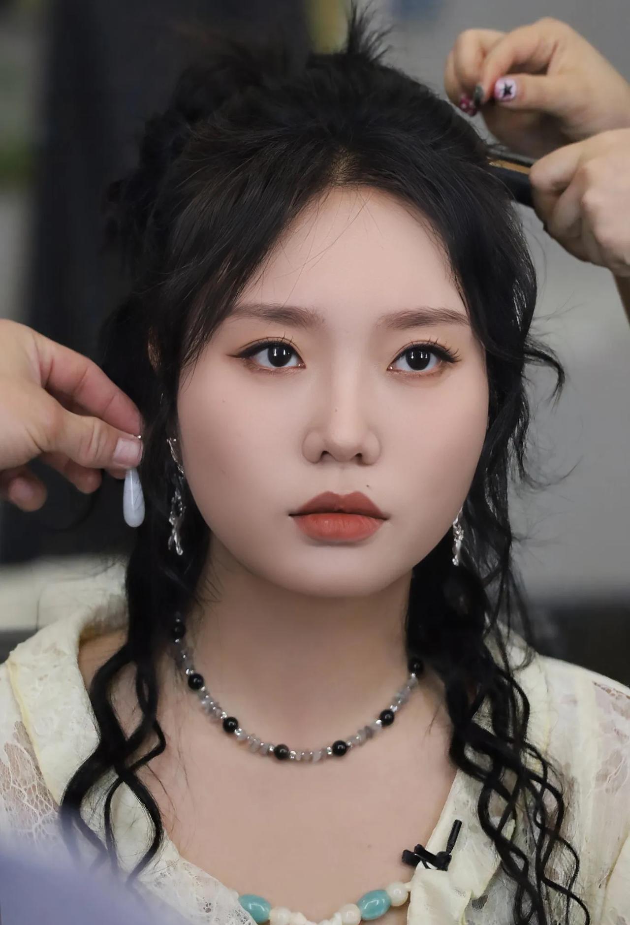 凭啥呀？一个看着丧眉耷眼、出口就是段子的北大“废物”，怎么就成了资本圈里人人