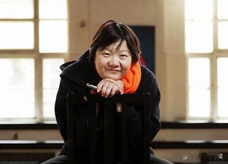 上世纪90年代，洪晃任德国某金属工业集团驻华首席代表时，年薪达18万美元。18