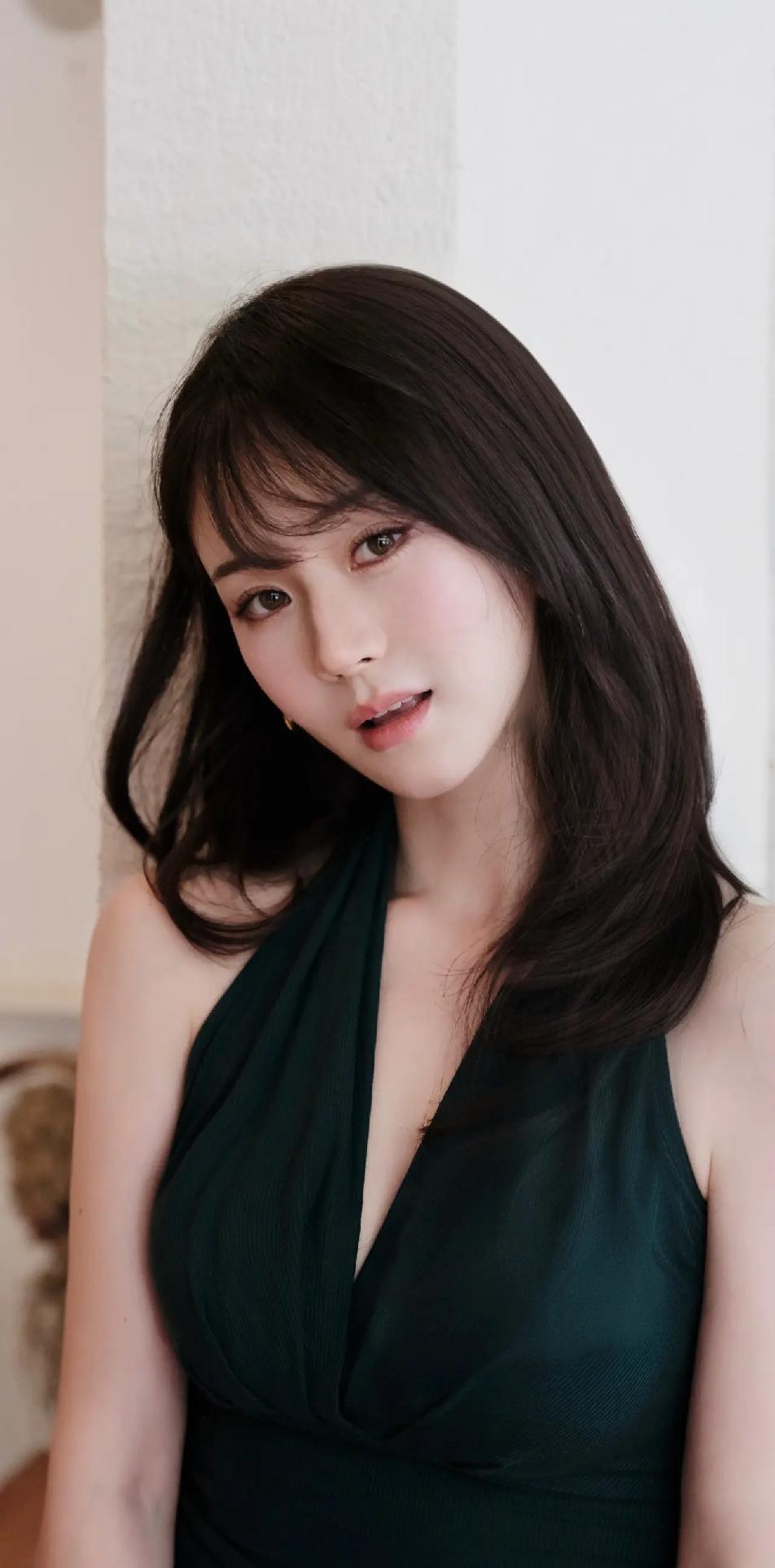 又白又嫩又美，高挑丰满匀称，挑不出半点毛病来，我敢说：这就是男人心中的女神模样！