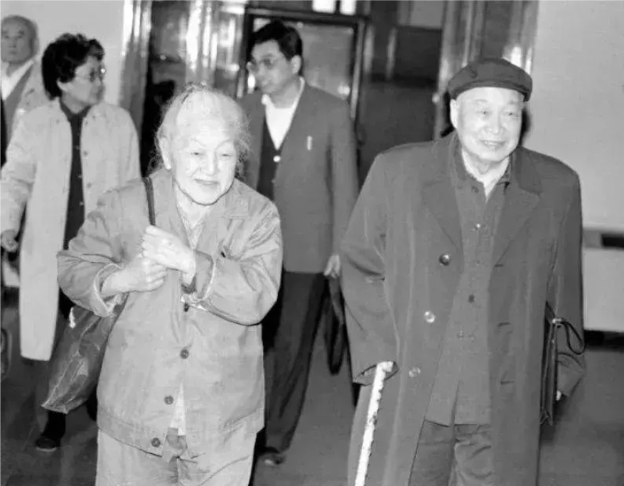1978年，钱三强的妻子在菜市场上买菜时，用手摸了摸冬笋，售货员看她穿着补丁衣服