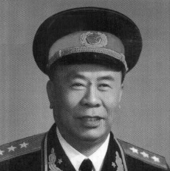 1954年夏，原江西军区司令带着夫人回乡，乡亲们聚在村口迎接。在欢迎人群中，司令