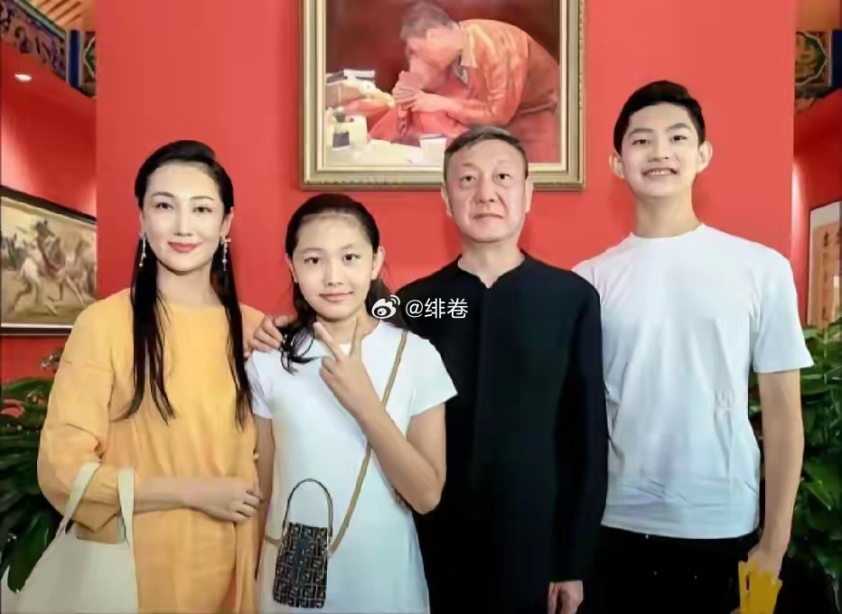 58岁的韩磊与妻子其其格以及一双儿女的留影，韩磊身形明显清瘦了不少。​​​