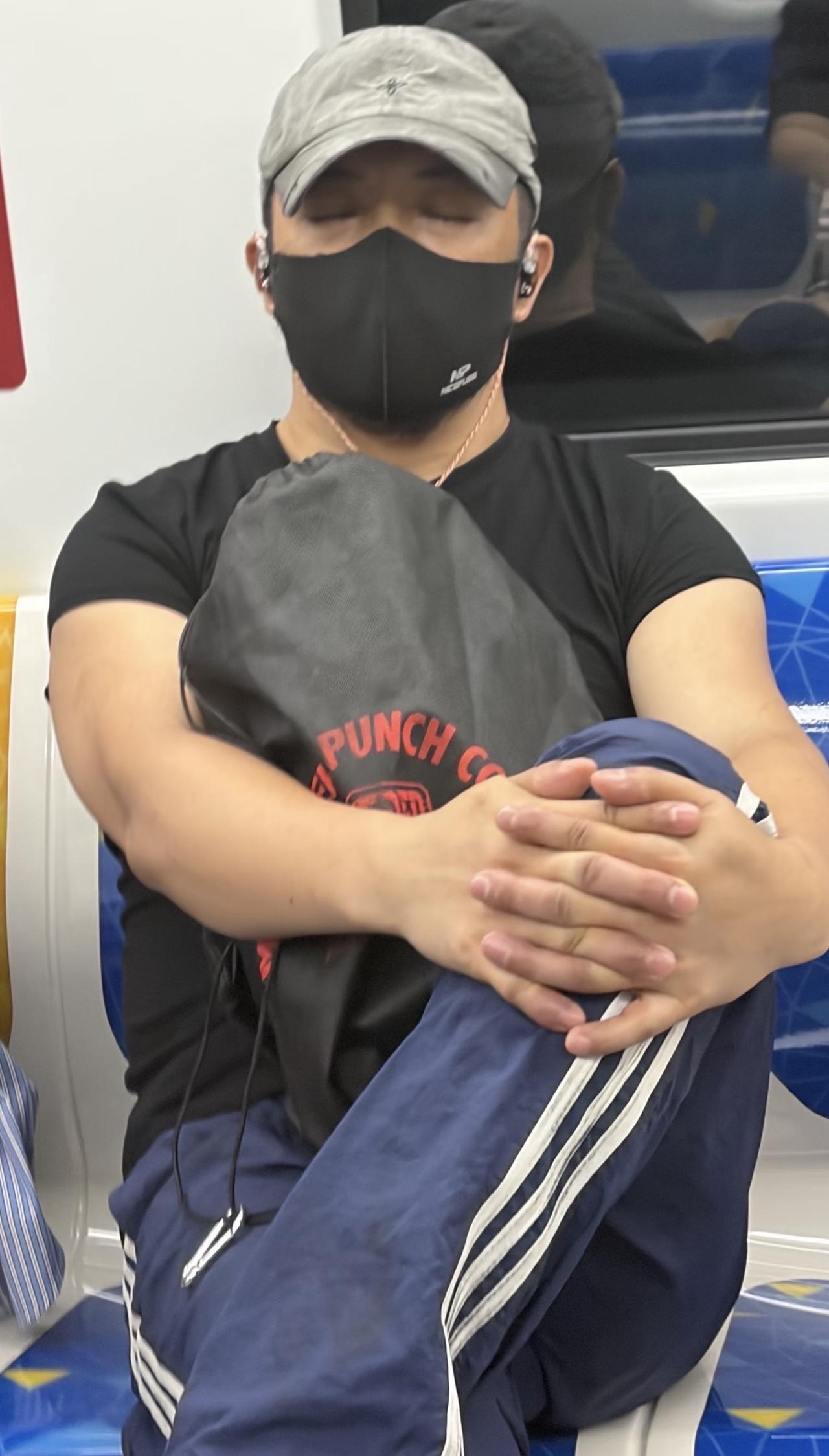 50岁影帝富大龙坐地铁出行，穿的很朴素，背着大包很低调，在地铁上抱着腿睡着了。