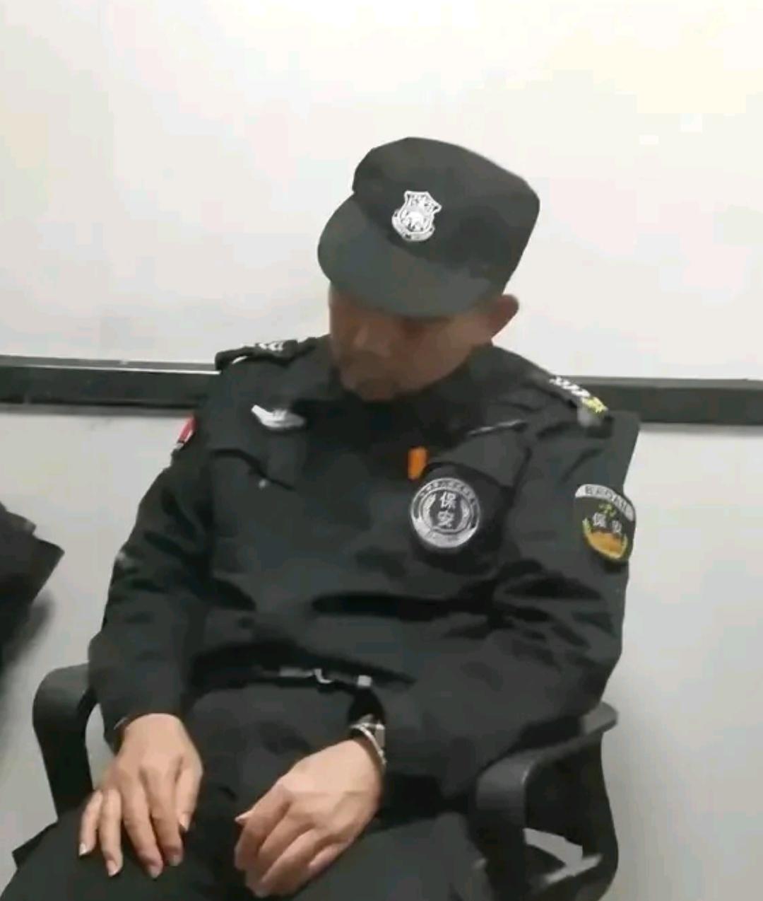 今天凌晨三点多，夜班的保安老王熬的受不住，坐在岗亭里打瞌睡了，正好有一位业主回小