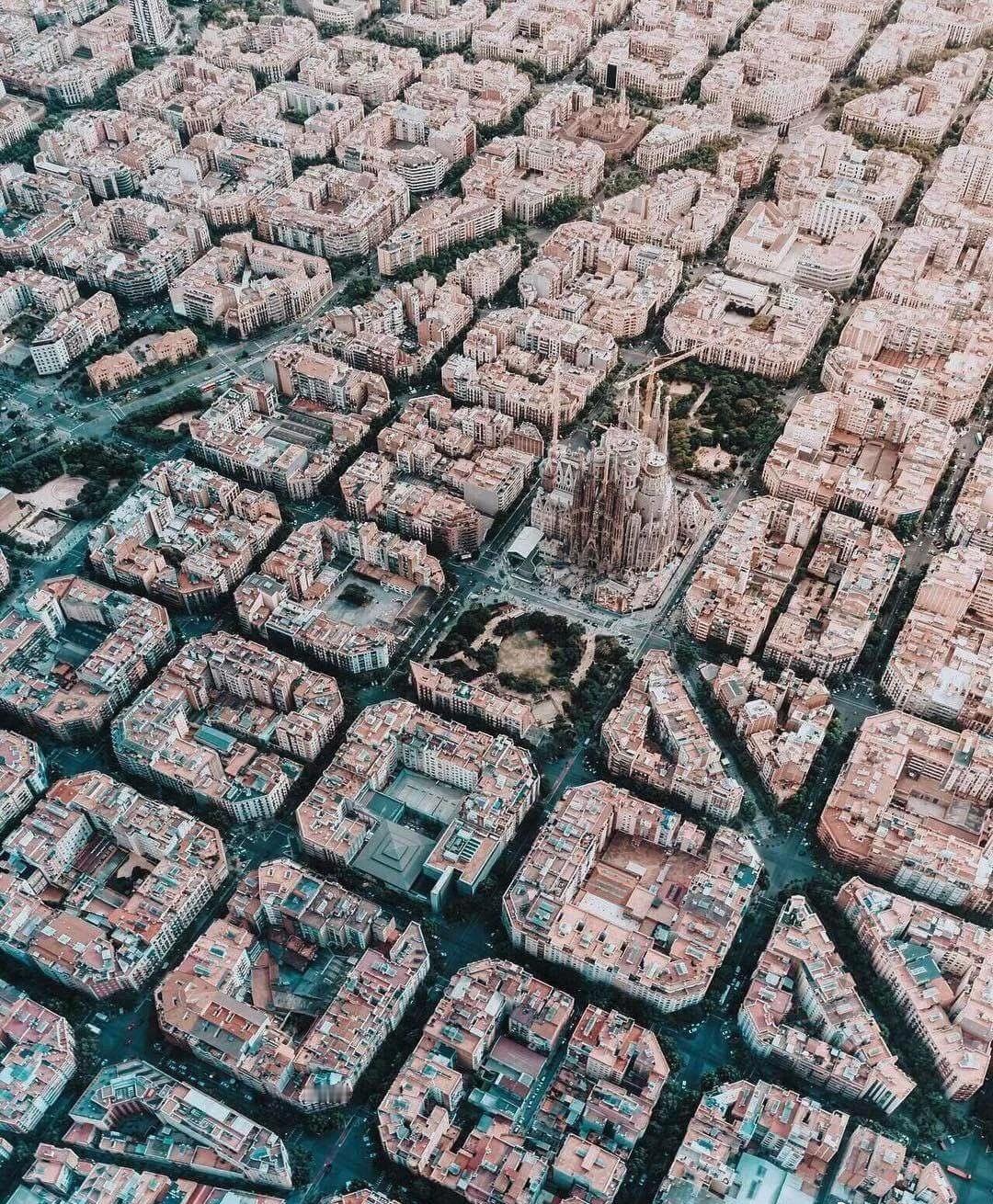 今天的小乐子是在网上狂看巴塞罗那的城市街道鸟瞰景：感觉在杂乱中有一种规整的美，那