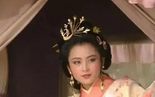 扬州有位名妓，名叫瑞云，她身材高挑,体态丰盈,言行举止端娴雅，十四岁那年，鸨母让