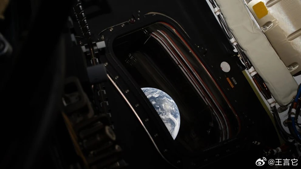 ‼️“阿尔忒弥斯二号”宇航员现在距离月球比距离地球更近。猎户座飞