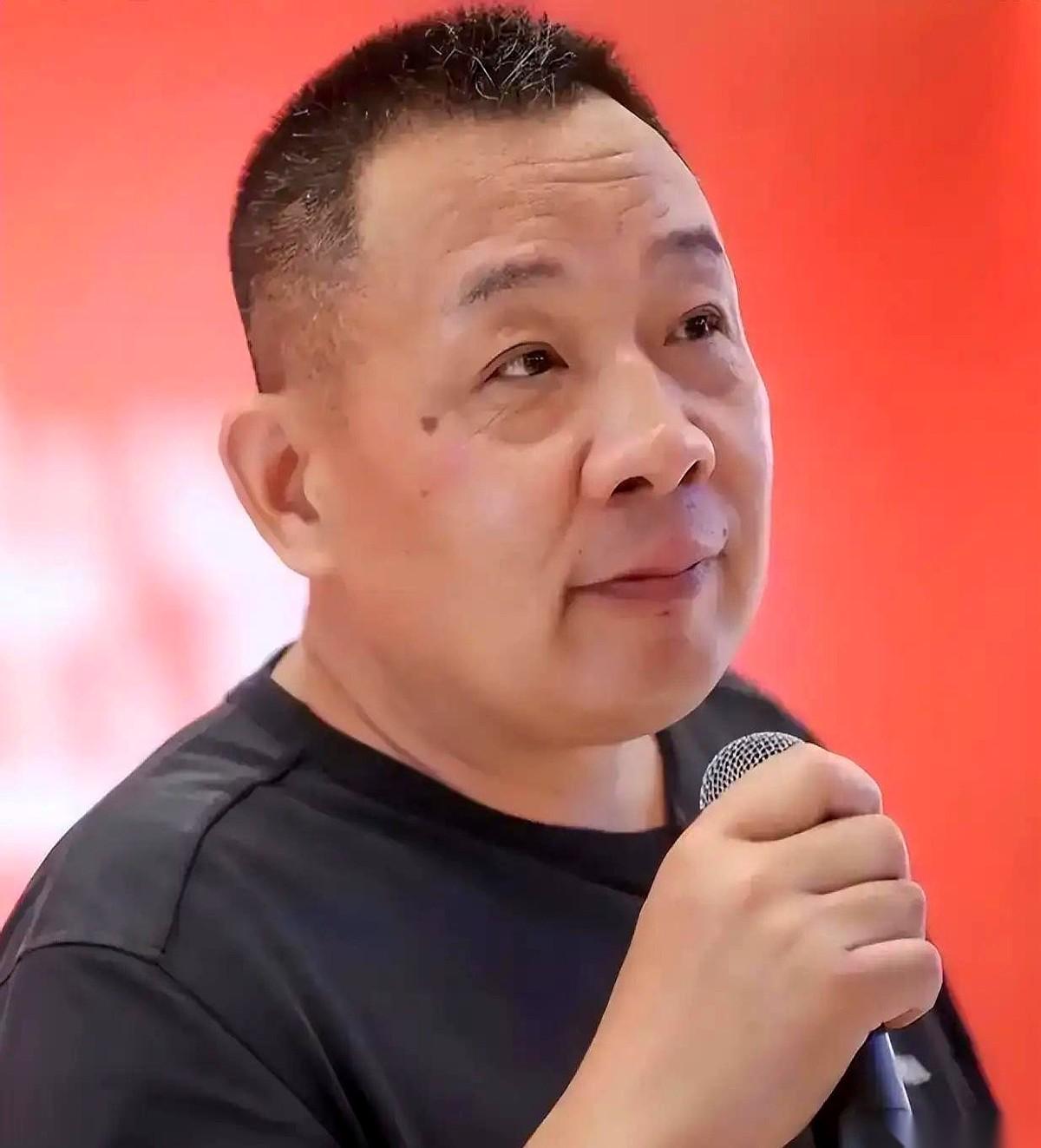 专家天天喊着怎么刺激消费，结果最后却是个开超市的老板，一巴掌拍醒了所有人。于东