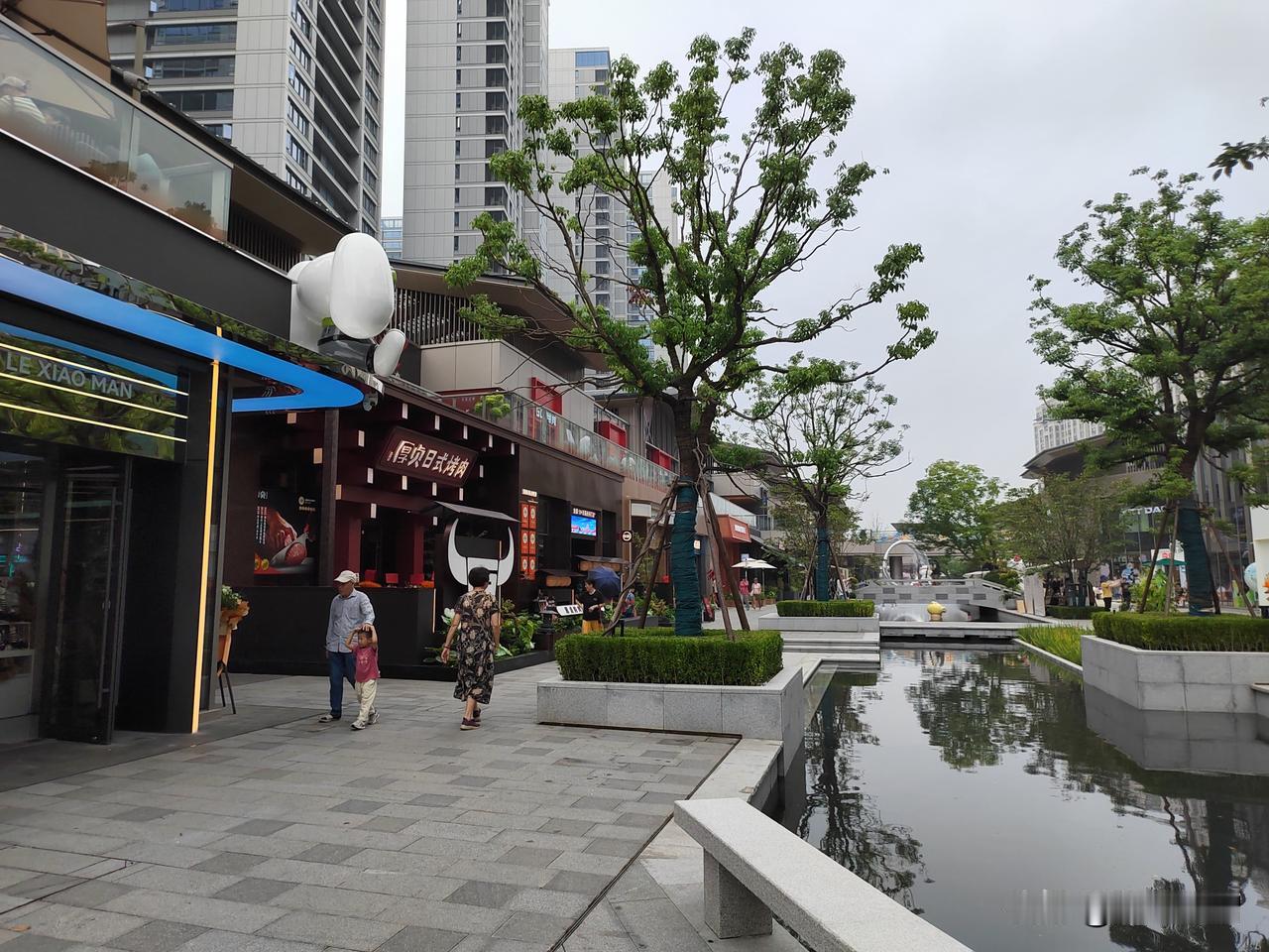 小区一个婆婆吐槽儿媳妇懒,说儿媳妇一个小学老师,自以为高人一等。什么事情都丢给她