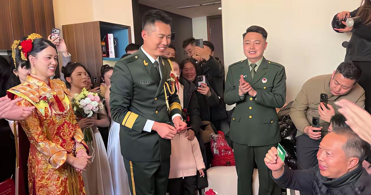 国旗手张自轩结婚。​改口敬茶时，老丈人豪气得拿出一张银行卡，说作为小两口结婚的