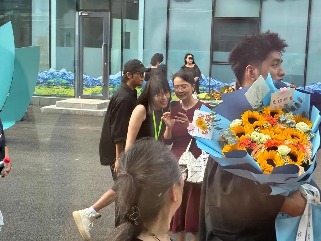 50岁陈坤现身侄子毕业典礼！18岁侄子长相帅气，1.9米身高很出众！