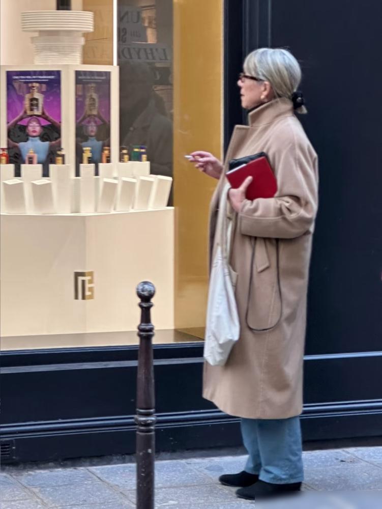 看中国大妈，再看法国女人，我悟了：老了尽量少穿羽绒服、冲锋衣👀最近琢磨了一