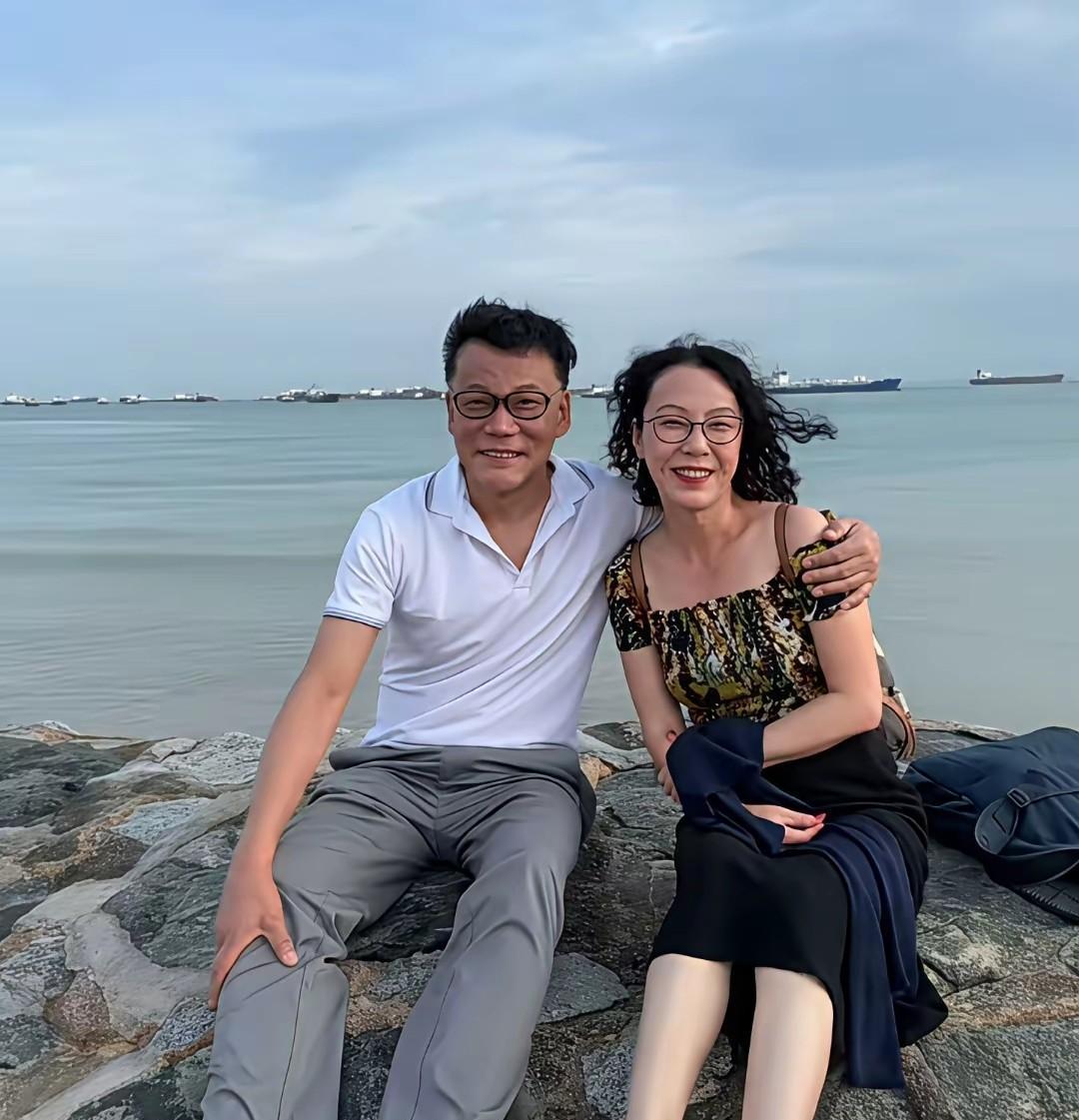 李国庆张丹红夫妇，夕阳红爱情，也挺美好的，两人还蛮有夫妻相的，国庆哥终于拥有他的