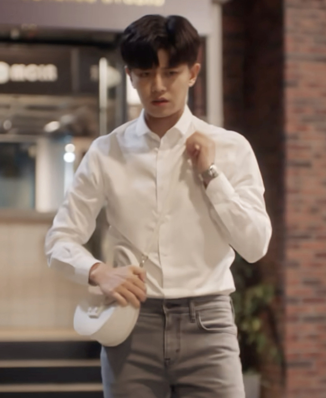 任嘉伦爱奇艺尖叫之夜周生辰教授这个背包动作