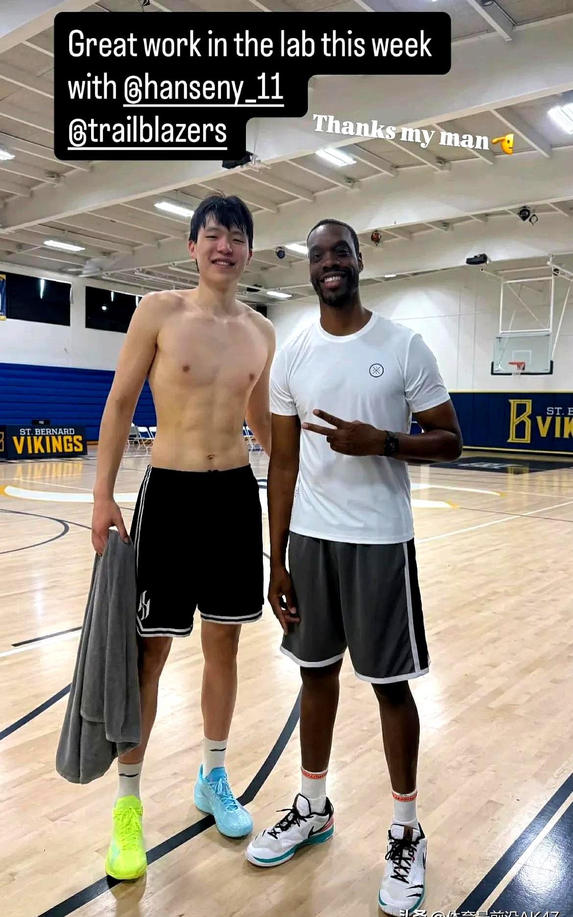 凌晨的洛杉矶，铁馆里汗像拧出来的一样，专项训练师晒出合影时，杨瀚森的腰腹线条直接