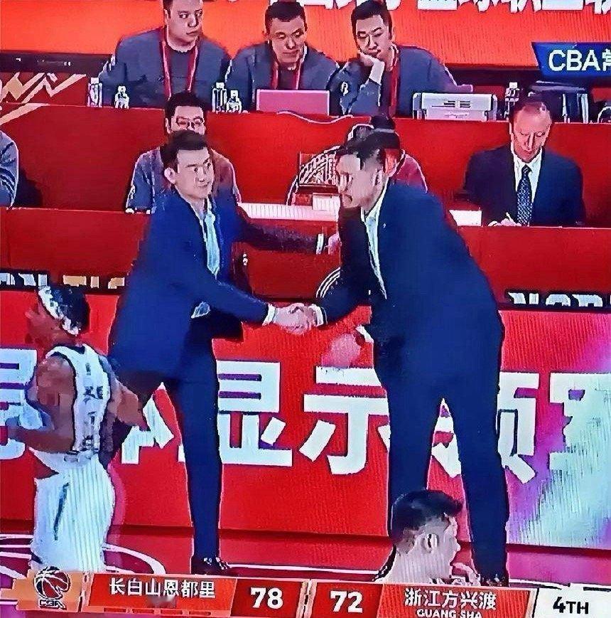 比赛结束后，王博主教练隔着老远，勉强地跟钟诚握了个手。其实，他内心一直对输给了吉