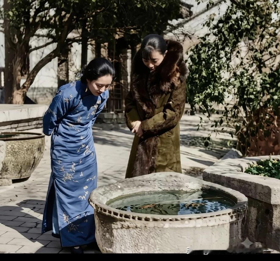 韩复渠二夫人纪甘青陪同宋美龄赏鱼，颜值艳压三小姐？