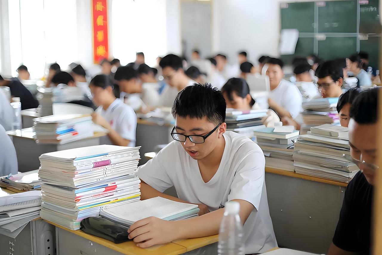 七年级是分水岭🔥抓对这几点，孩子初中一路稳很多家长发现：小学成绩拔尖的孩子，