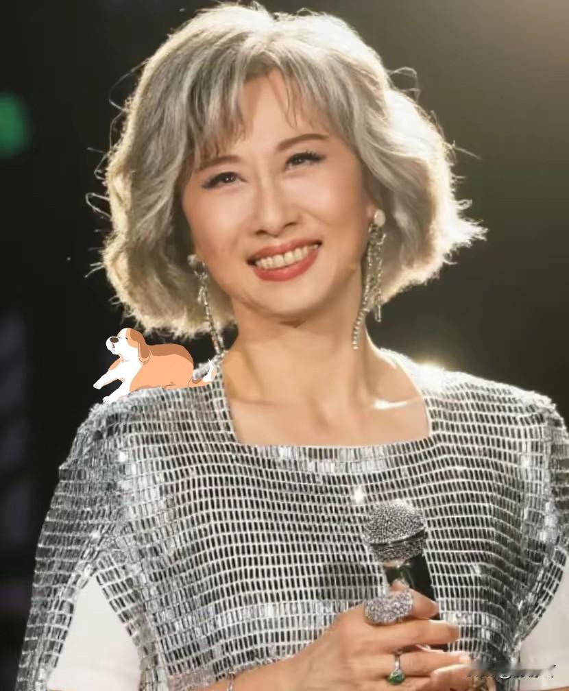 奉劝大家一句​千万别被叶倩文的年龄给骗了​她虽然64岁了，满头白发，外表看上
