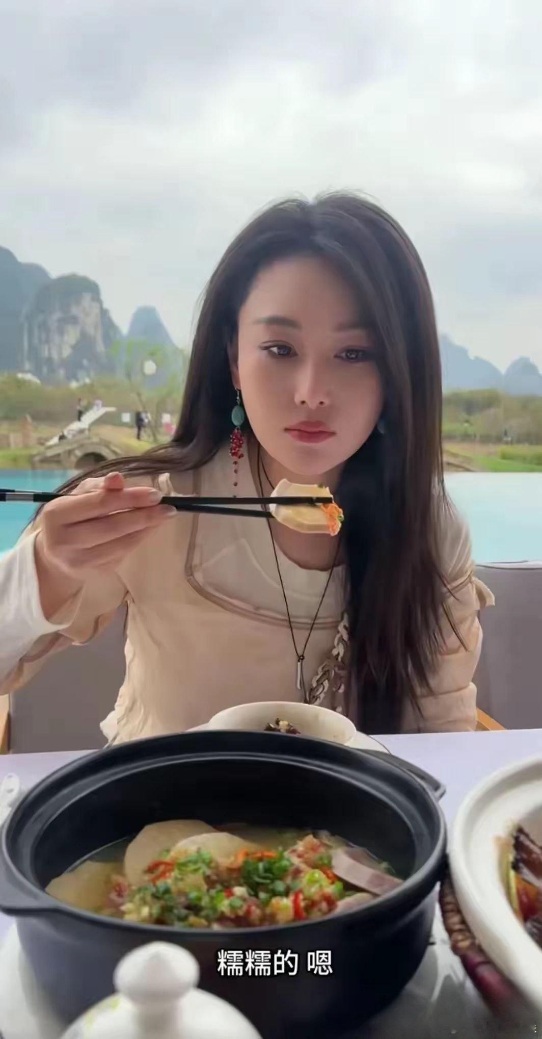 张馨予晒旅游照片，网友:这么漂亮谁不喜欢？吃饭的样子都很优雅​​​