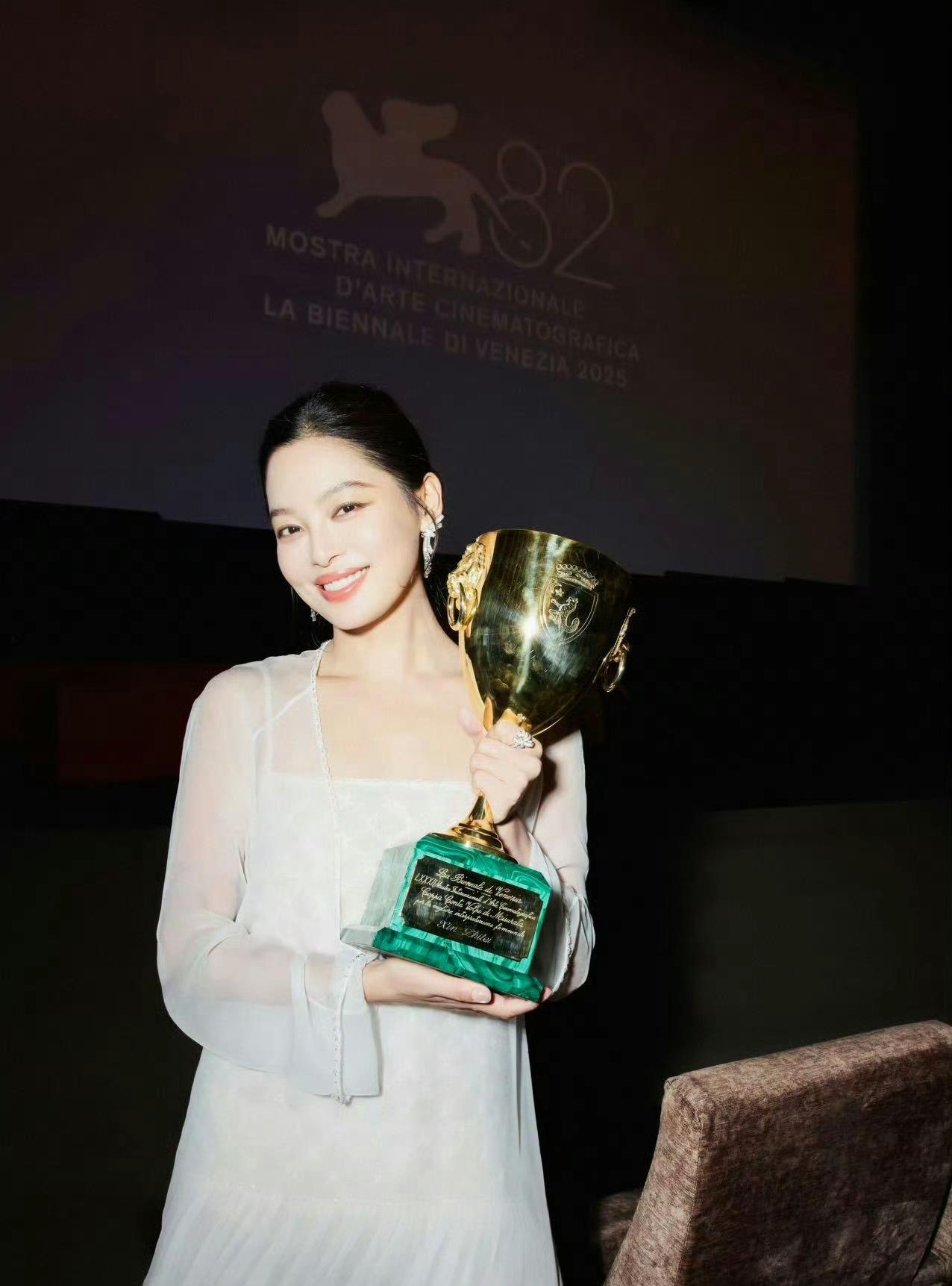 原来辛芷蕾并不是中戏表演系科班出身，她既不是本科班也不是高职班，而是在进入娱乐圈