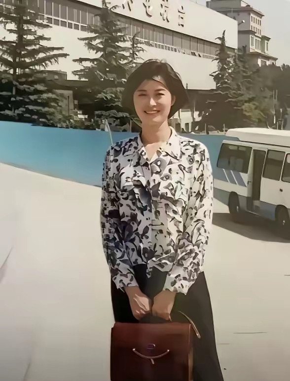 90年代的敬一丹，是《焦点访谈》里最让人踏实的面孔。她往镜头前一坐，说的每句新闻都自带分量，全国观众