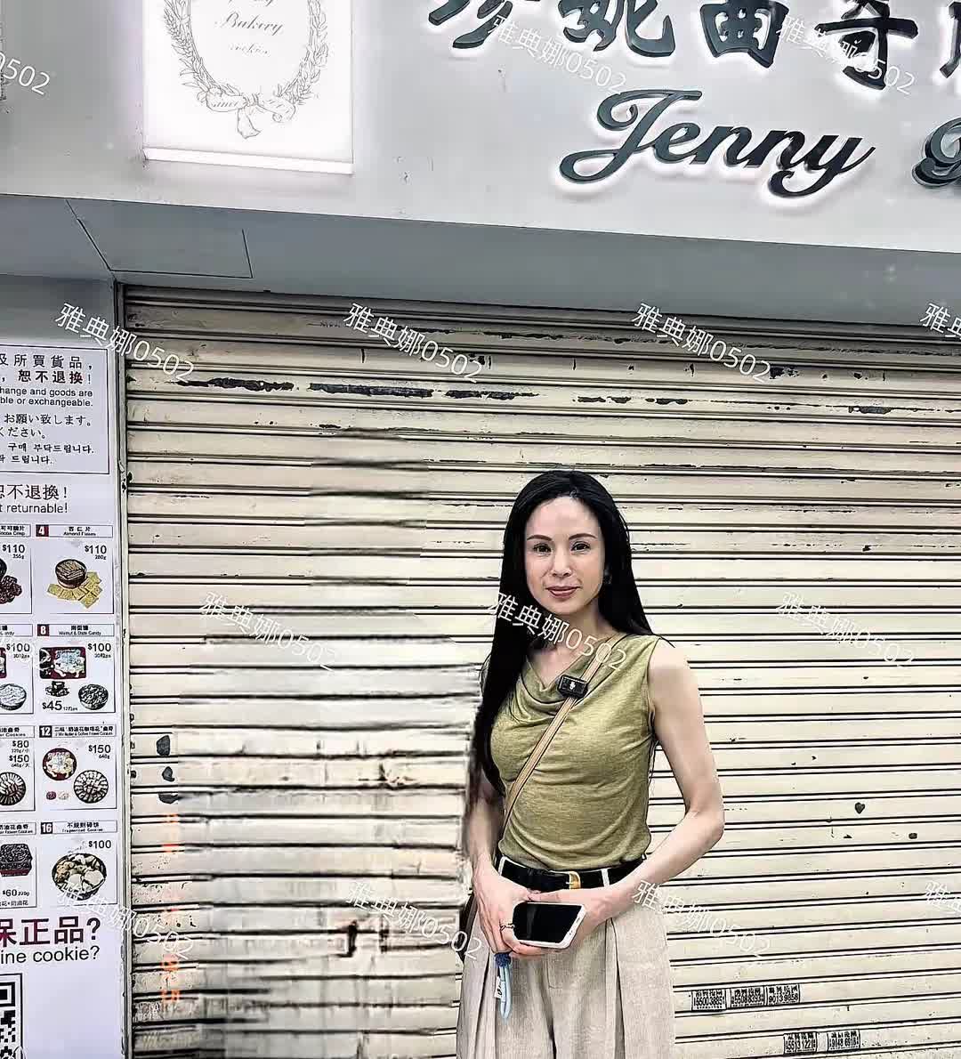 李若彤在网上看起来确实挺年轻，但真实一面还是能察觉到岁月的痕迹