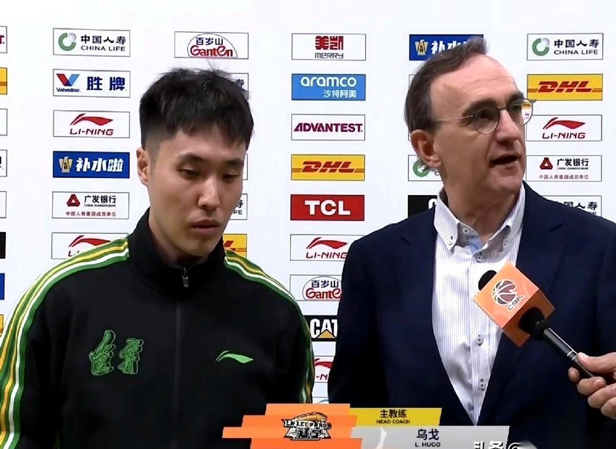 辽宁队主教练乌戈，赢了球，人却往话筒前一坐，先摇了摇头。他没急着开口，手指在桌