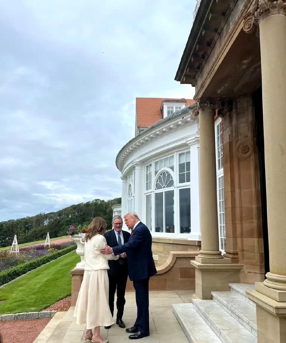 特朗普到访苏格兰，英国首相斯塔默夫妇到苏格兰Trump的高尔夫俱乐部见他：双方