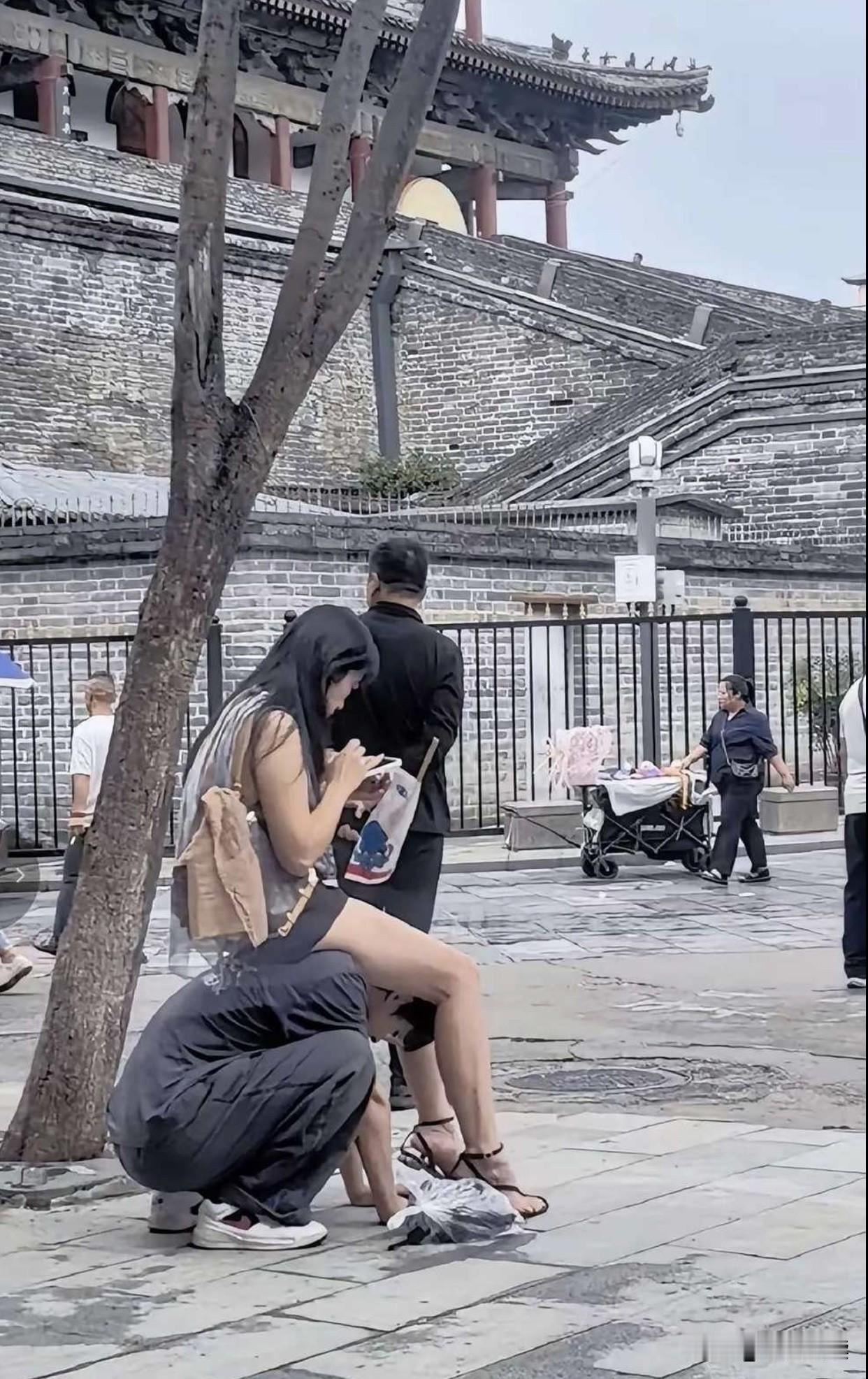 光天化日之下简直是污辱人格啊！如果你的女朋友要求这样坐，你们会同意吗？