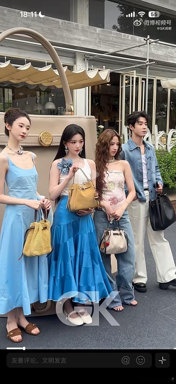 这也太好笑了，唯一的男性穿了厚底，反倒女明星穿平底