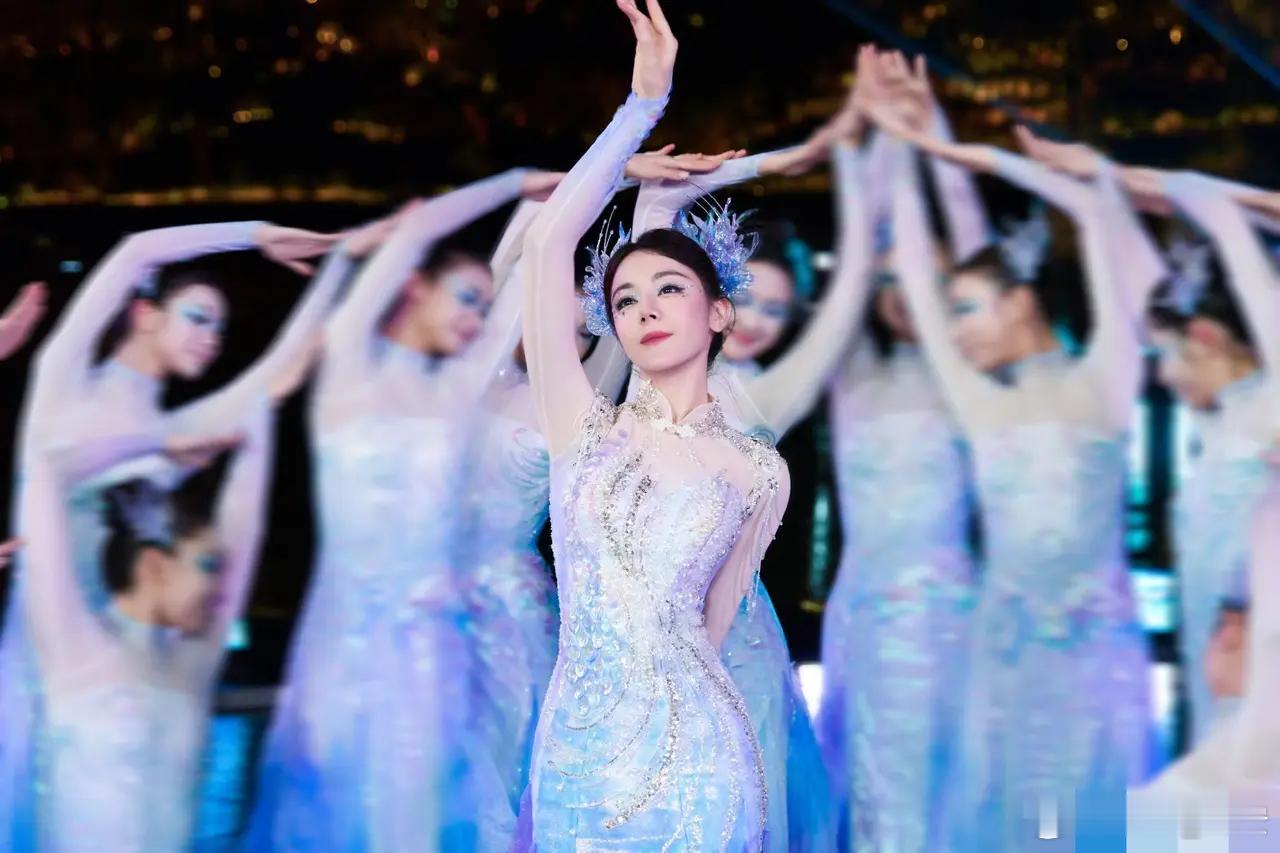 王亚飞给迪丽热巴化的妆原来是王亚飞老师的手笔！难怪这人鱼公主造型能美出新高度！