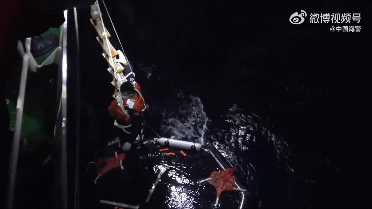 虽然菲律宾经常在南海挑衅，特别是针对黄岩岛非法冲闯、侵入领空领海等，但在海上救助