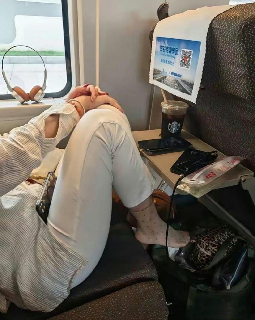 高铁上遇到这样的人你怎么处理？直接提醒她还是找乘务人员还是默默忍受？反正走到哪里