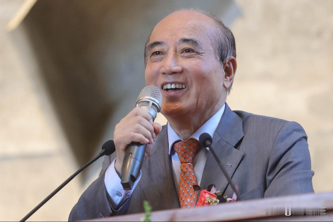 80多岁的老先生把话挑明了——“军队归大陆、外交归大陆”，这两根柱子一立，剩下的