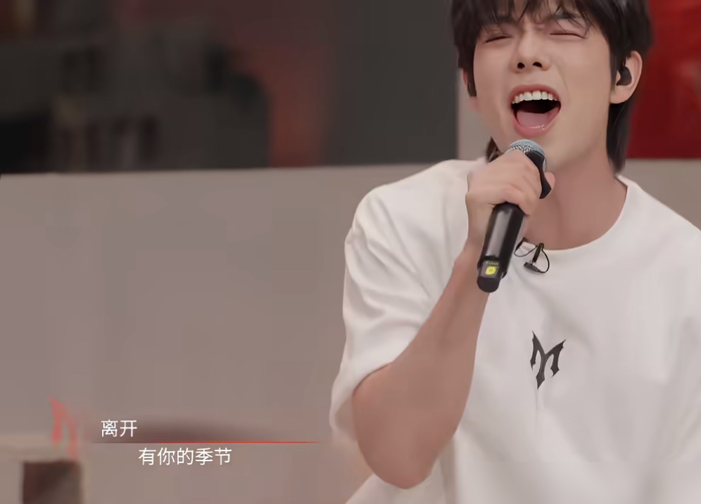谁敢信，跑调专业户曾辉竟然在无修音直播里逆袭了。《披荆斩棘》二公小考，孙楠、曾辉、张卓尔合唱《一路向