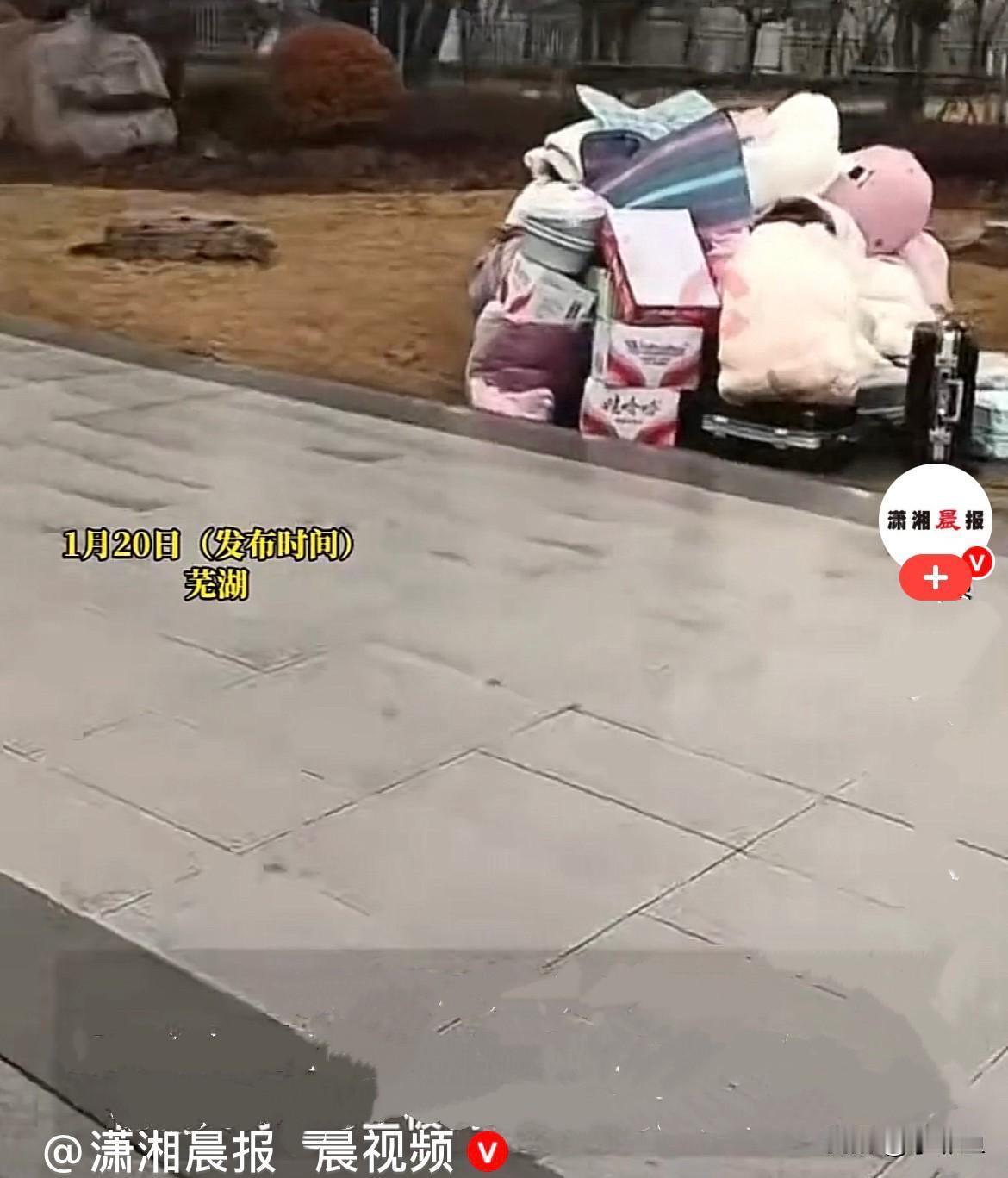 近日，有毕业学生去位于安徽芜湖的天马微电子股份有限公司入职，可下雨天学生的被褥堆