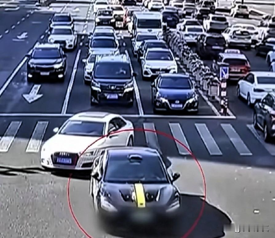 醉汉闹市开智驾，拿生命开玩笑还是无视法律，嫌疑人被警方带走，近日，据央视曝光