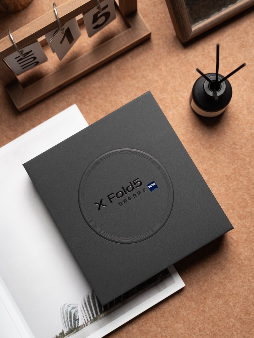 「开了个箱」vivoXFold5，明白。蓝厂这波的名字起得依旧有意思，很直