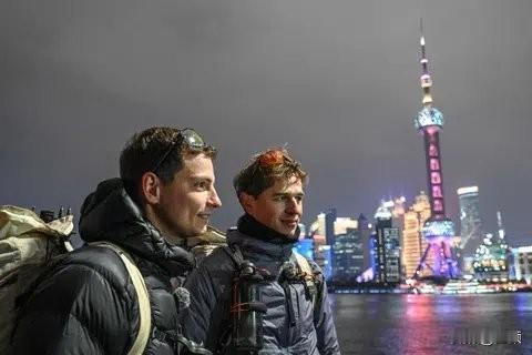一场跨越欧亚大陆的浪漫远征落幕！2月7日，法国小伙本杰明·勒内与洛伊克·沃伊索抵