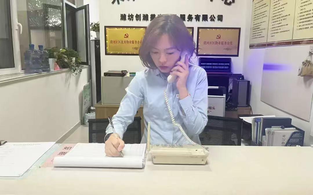 现在物业公司是越来越难做了！我堂妹在一小区做物业经理，她说他们公司已经在一个小