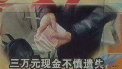 南京一公交车上，老人突然伸手要包，老伴一愣：“包不是你一直拿着吗？”老人一听瞬间