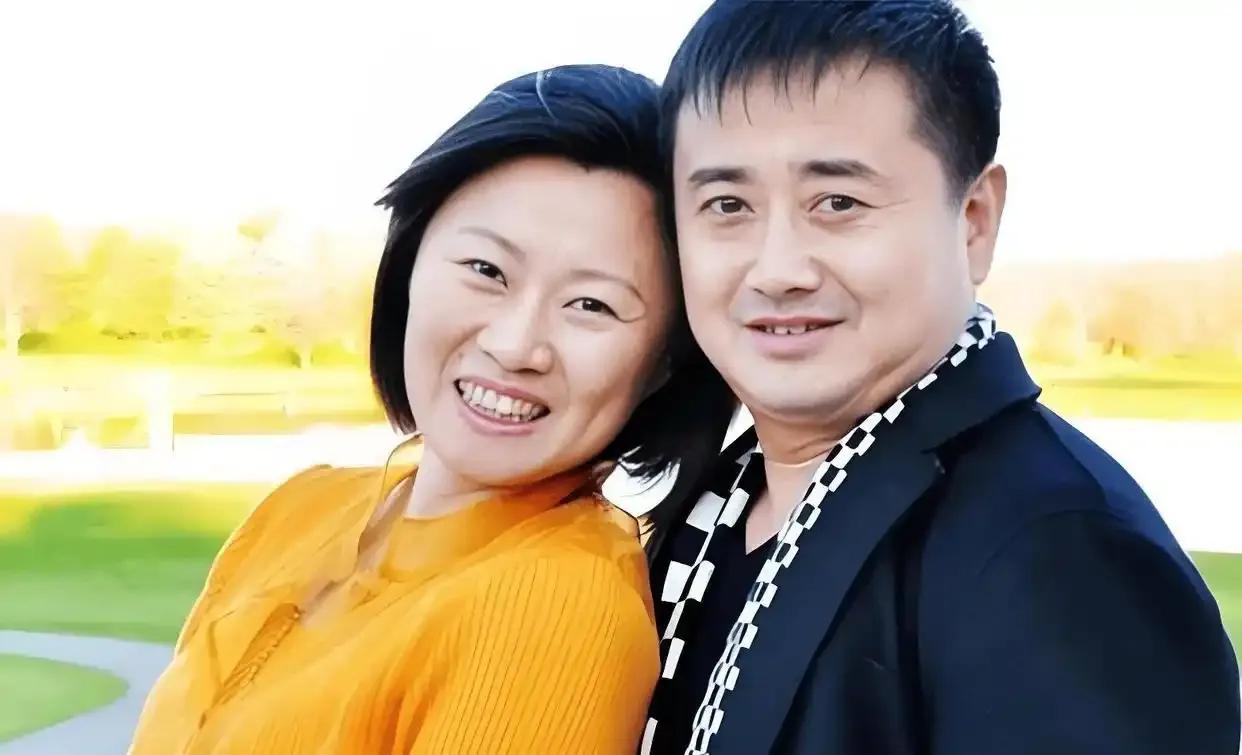 闫光明和赵海燕的儿子婚礼最近引来了不少粉丝的祝福，小伙子长得浓眉大眼阳光帅气，儿