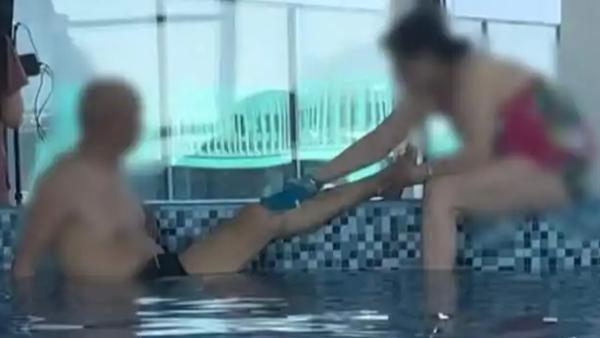 公共泳池搓澡，别把自私当随意！近日，河北秦皇岛某海景温泉酒店，一大妈坐在泳