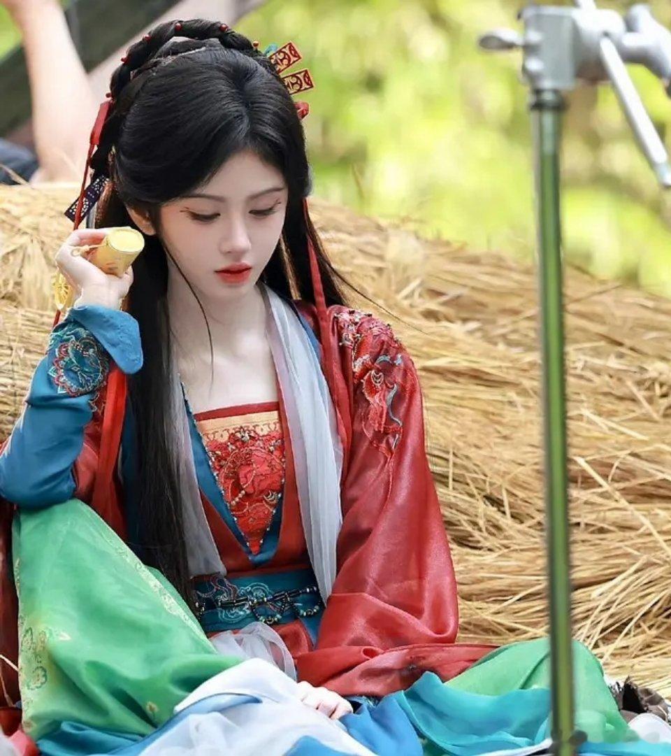 鞠婧祎是来演戏的还是拍写真的？