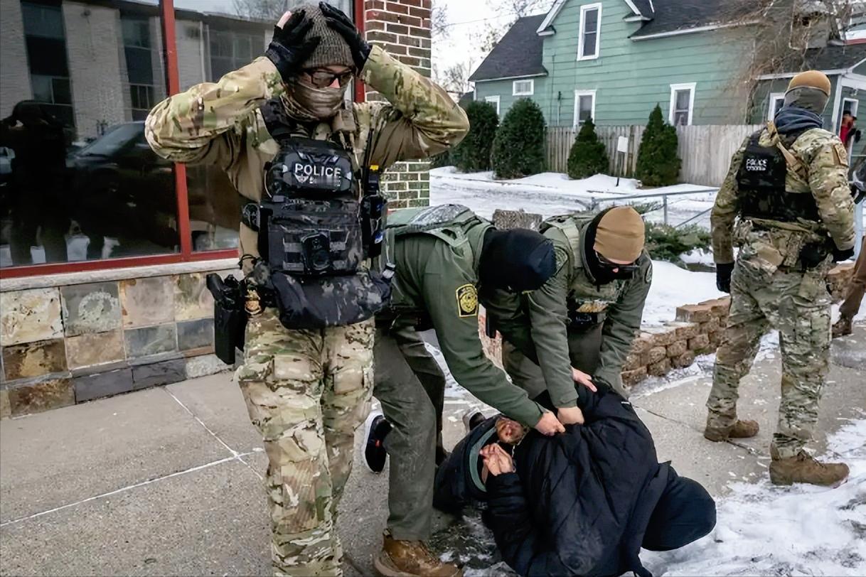 美国街头惊现“蒙面执法”！最近美国明尼苏达州的明尼阿波利斯市，一大批移民与海关执