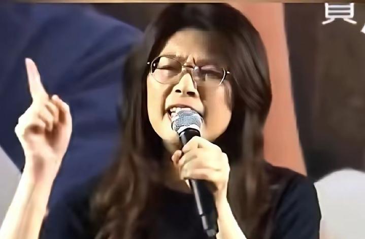 民族英雄张亚中！中国国民党主席参选人第三次辩论会结束了。看到张亚中在舞台上的表
