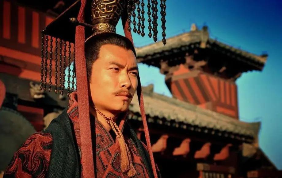 220年汉献帝交出玉玺那一刻，双腿颤抖着问新皇是要杀还是要关，曹丕的回答却出人意